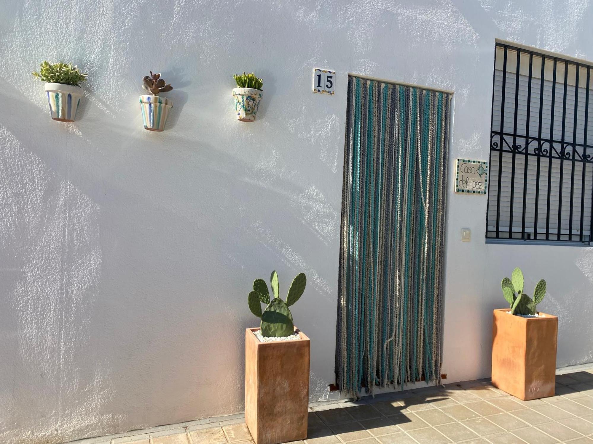 Vivienda a pie de calle en Agua Amarga a 250 metros de la playa Exterior foto