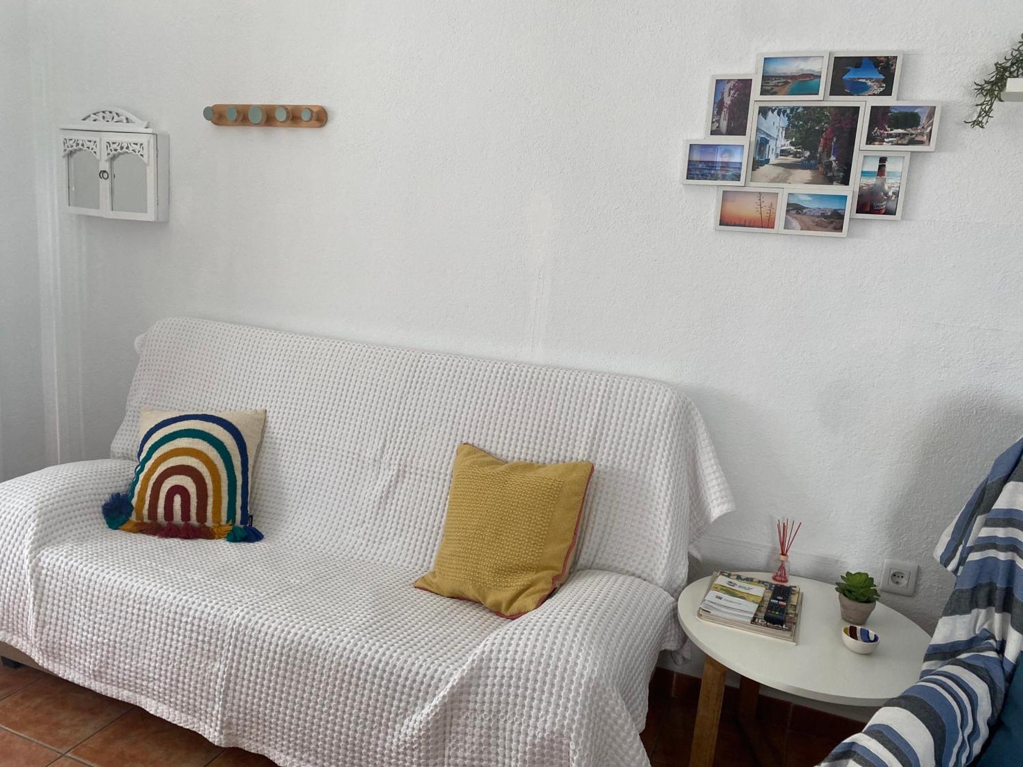 Vivienda a pie de calle en Agua Amarga a 250 metros de la playa Exterior foto
